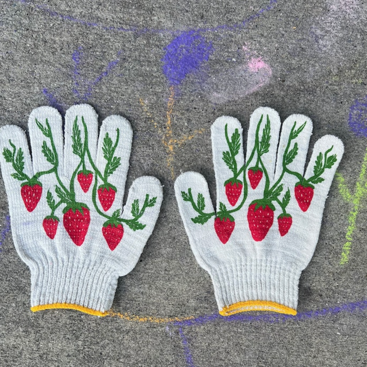 Strawberry_Garden_Gloves_2.png
